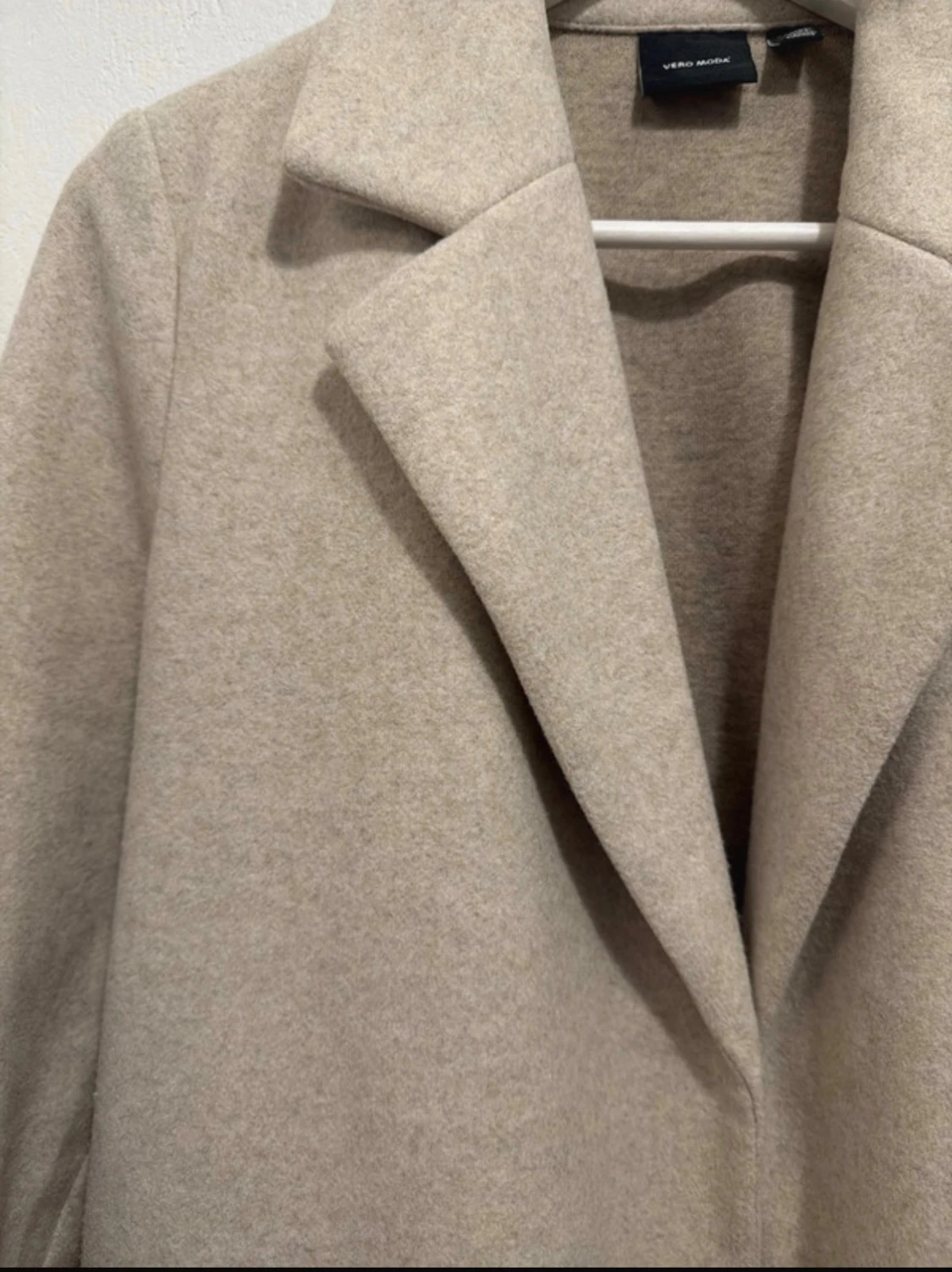 Beige kappa med bälte från Vero Moda - 1