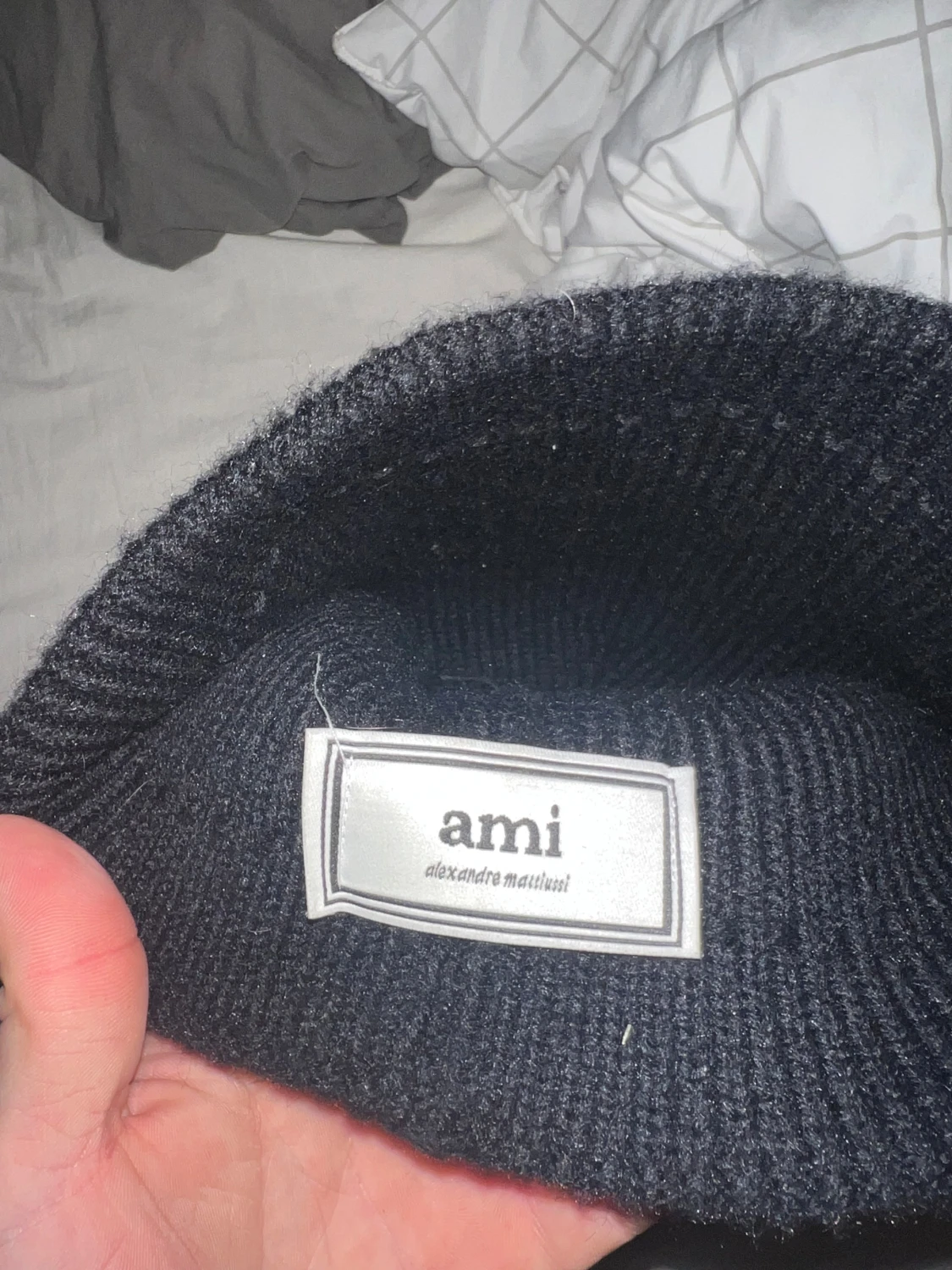 Svart stickad mössa från Ami - 2