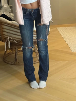 Acne jeans - Super snygga vintage acne jeans med hål, storlek S skulle jag tro men XS passar toppen