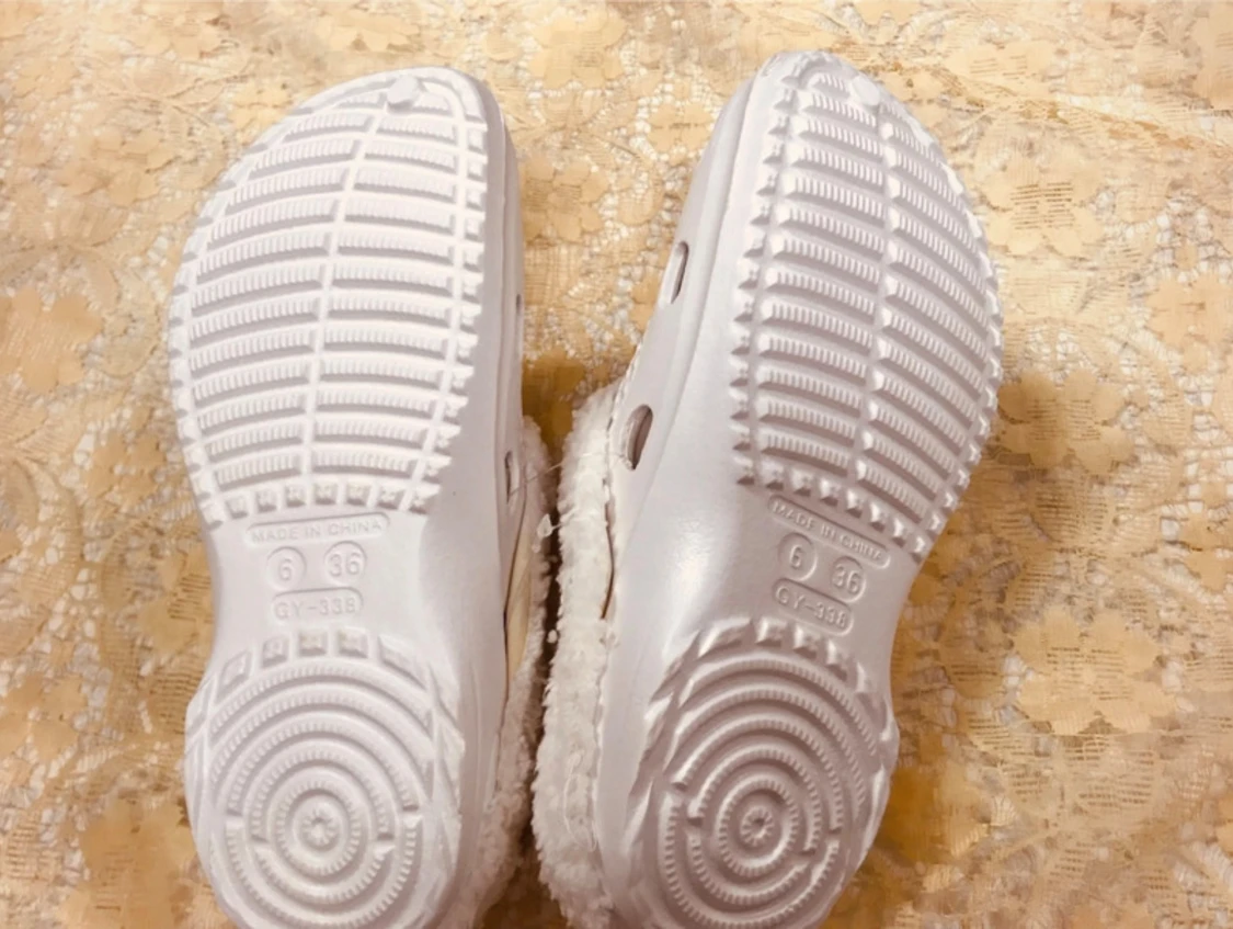 Vita fluffiga tofflor  - 1