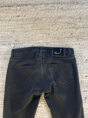 Jacob Cohen jeans  - Ett par lite sjystare Jacob Cohen jeans i fenomenalt material och skick storlek 31 midja 41 längd 101 