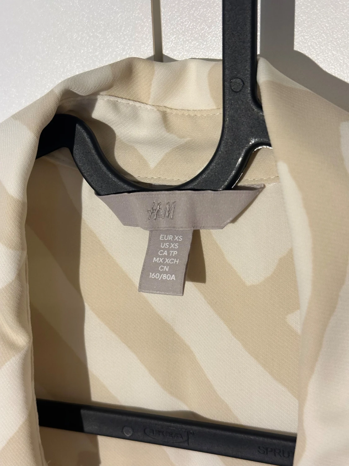 H&M beige skjorta, storlek XS - 4