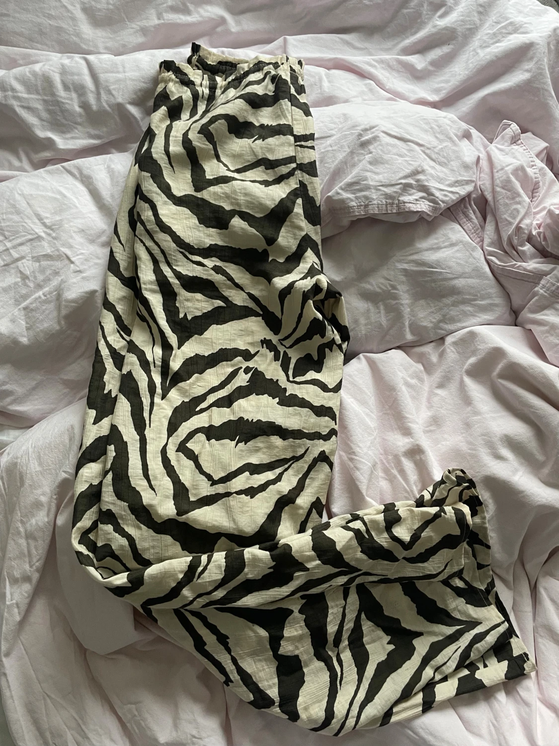 Zebramönstrade linnebyxor från Zara - 1