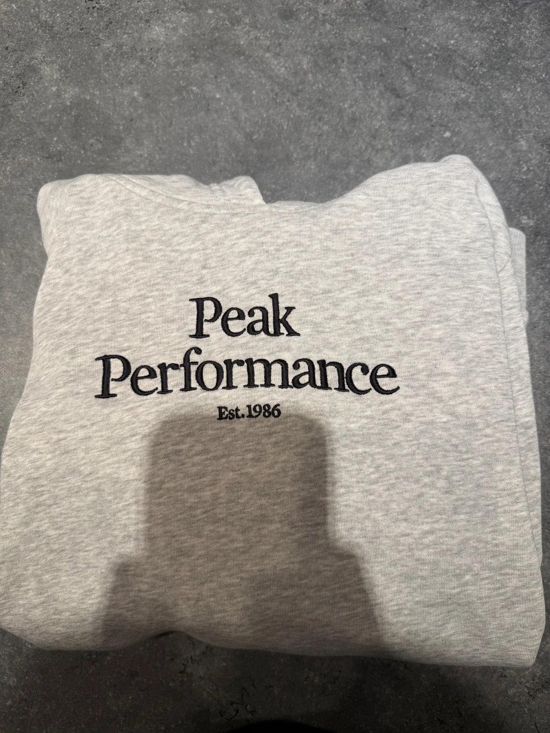 Grå Peak Performance hoodie
