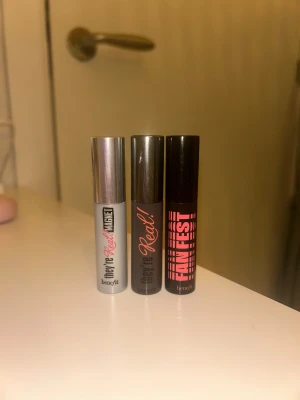 3 mini mascaror från Benefit - Tre miniversioner av Benefit-mascaror: They're Real! Magnet i silver, They're Real! i grått och Fan Fest i svart med rosa text. Perfekt storlek för att ha med i väskan och testa olika volym- och längdeffekter. Snygga tuber i metall och plast. Aldrig använda!💕Nypris: 1 för 220kr.