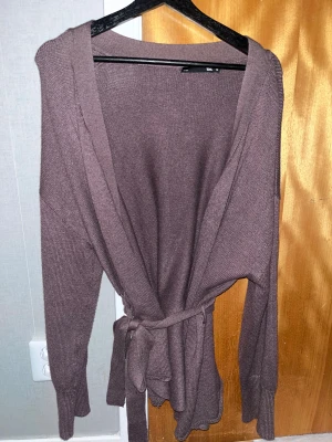 Stickad kofta  - Brun stickad kofta i storlek M från Lager 157 i superfint skick. 120kr