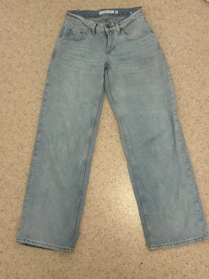 Lågmidjade baggy jeans   - Snygga ljusblå lågmidjade baggy jeans! Inga fläckar eller hål. Knappt använda. Original pris 800 kr 