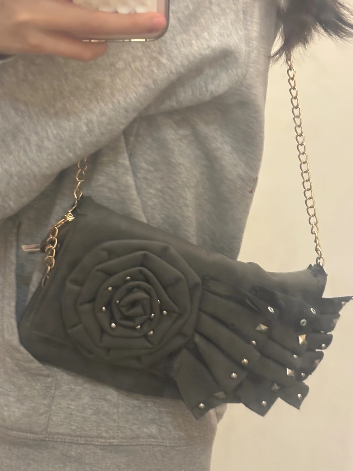 Svart kuvertväska med kedja och nitar - 4