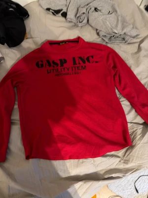 Röd Gasp Thermal tröja - Röd gasp Thermal långärmad tröja, perfekt för träning eller vardags bruk. Använd fåtal gånger, i princip ny skick. 899kr