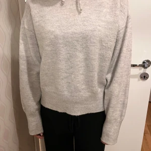 Stickad hoodie strl 158/164 - Ljusgrå stickad hoodie med luva strl 158/164 från Gina Tricot. Passar även strl XS. Material: akryl, polyester och ull. Mycket fint skick. 