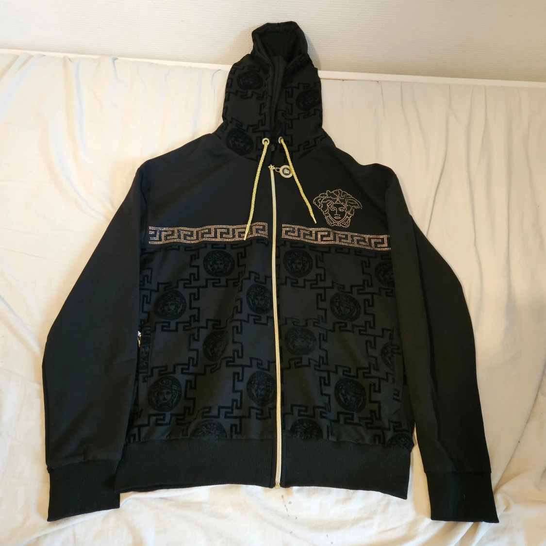 Svart hoodie med dragkedja