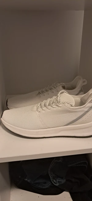 Träning skor (soc) - Ett par helt nya soc skor, aldrig änvända. Bra träningsskor i storlek 42.