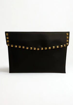 Dator fodral med guld nitar i läderimitation 💛 - REA 199KR! DÅ VI ENDAST HAR 2 FODRAL KVAR! 🖤NY PREMIUM KOLLEKTION🥂Ett stilrent datorfodral tillverkad av veganskt läder, som är handgjort och egendesignat. Fodralet är tillverkat i ett vattentätt och skyddande material för att ge din dator ett säkert skydd mot stötar och fukt. Mått 34,5 x 25 cm och passar Chromebook och andra datorer i liknande storlek. Leverans 3-5 arbetsdagar! 📦