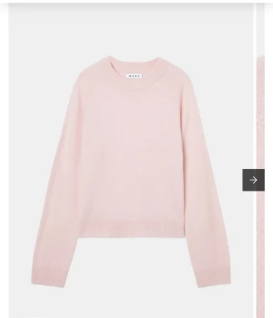 Ljusrosa stickad tröja från Wera - Superfin ljusrosa stickad tröja från Wera med rund hals och långa ärmar. Tröjan har en enkel och clean design med ribbade muddar vid ärmslut och nederkant. Perfekt för att addera lite färg till din garderob.