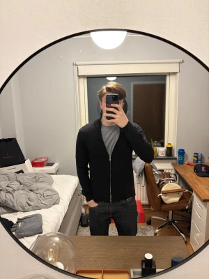 Oscar jacobson tröja - En schysst stickad tröja från Oscar jacobson i väldigt bra skick! Den är 100 merinoull och väldigt skön. Sitter som s. Köpte för 2000kr för ungefär 6 månader sedan. Hör av vid frågor!