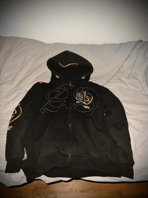 Akademiks Zip - Svart och gul Akademiks Zip med broderade loggor (pris kan diskuteras)