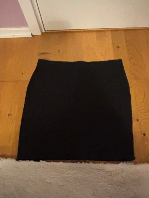 Svart kjol från new yorker - storlek S