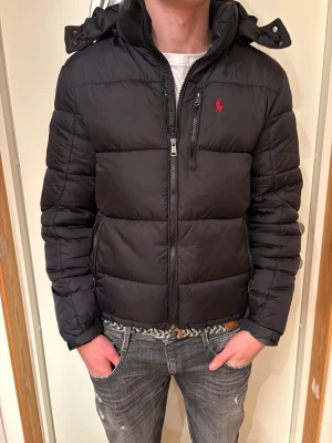 Ralph lauren jacka  - Ralph lauren jacka i M. Självklart äkta. Kvitto finns. Mycket fint skick! Man får med en Ralph lauren plast påse. Modell är 188 78kg.