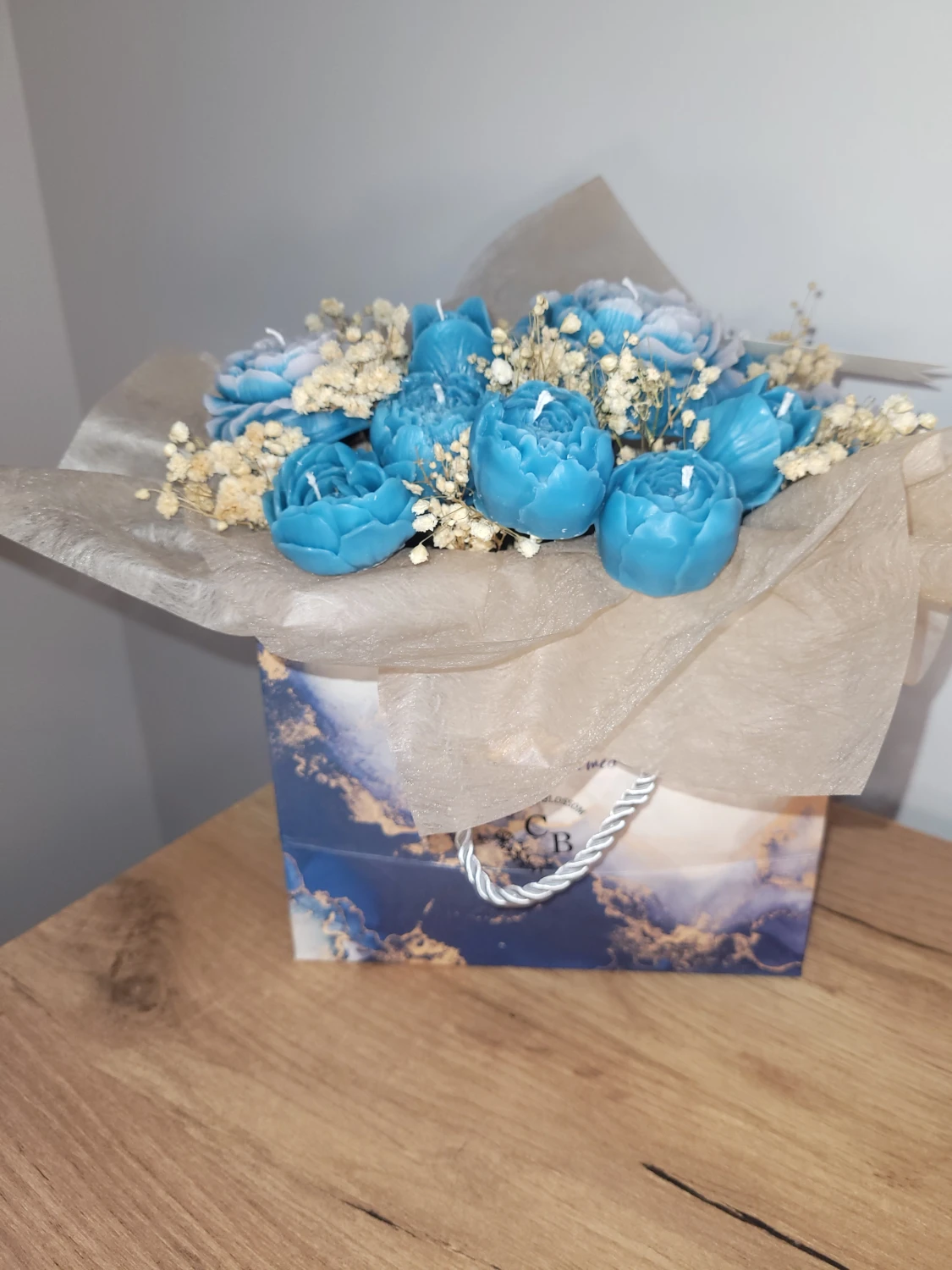 Blå blomformade ljus i presentpåse - 1