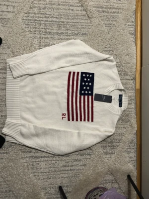 Vit polo tröja - Väldigt unikt och fin polo tröja. Den är helt ny den väntar på en köpare som rockar den. Den rockas med allt