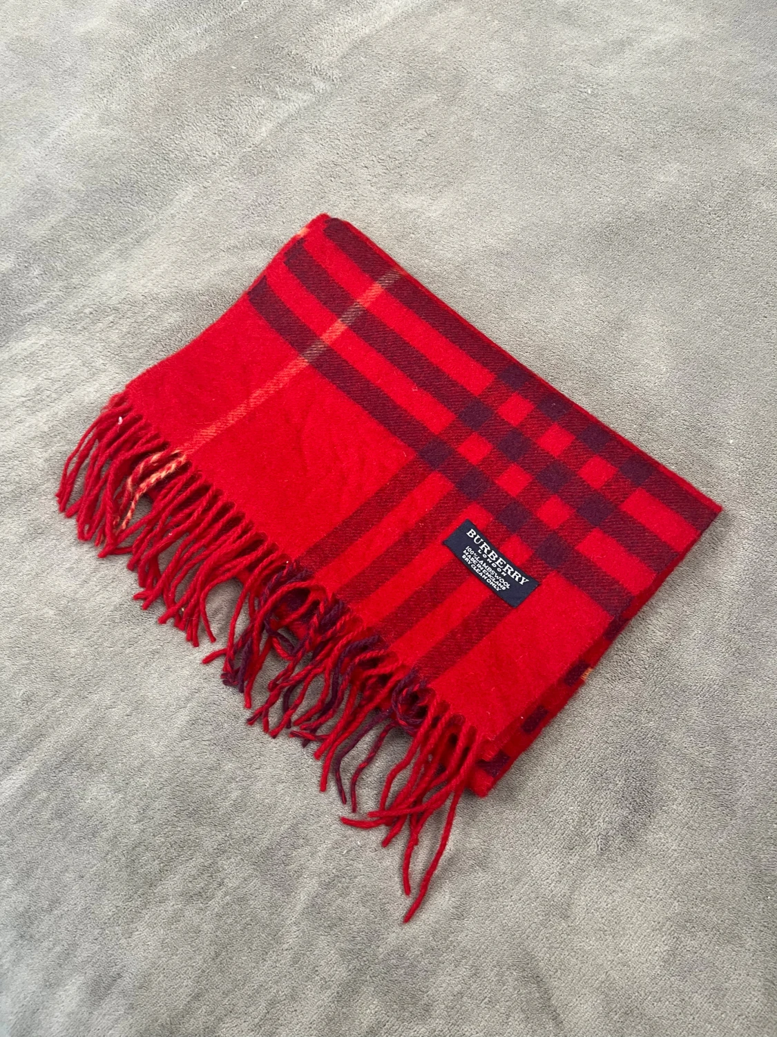 Röd Burberry halsduk