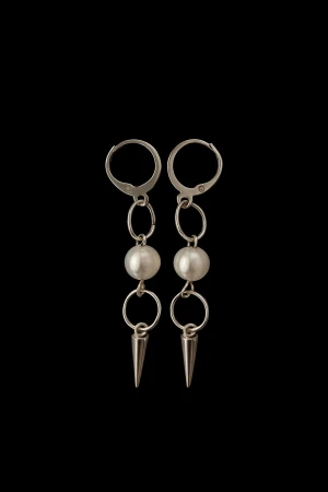 Silvriga örhängen med pärla och spike - Säljer ett par coola silvriga örhängen med rund pärldetalj och spetsig spike längst ner. Örhängena har ringar i metall och en modern, edgy design som sticker ut. Perfekt för dig som gillar att mixa klassiskt med rockig stil.