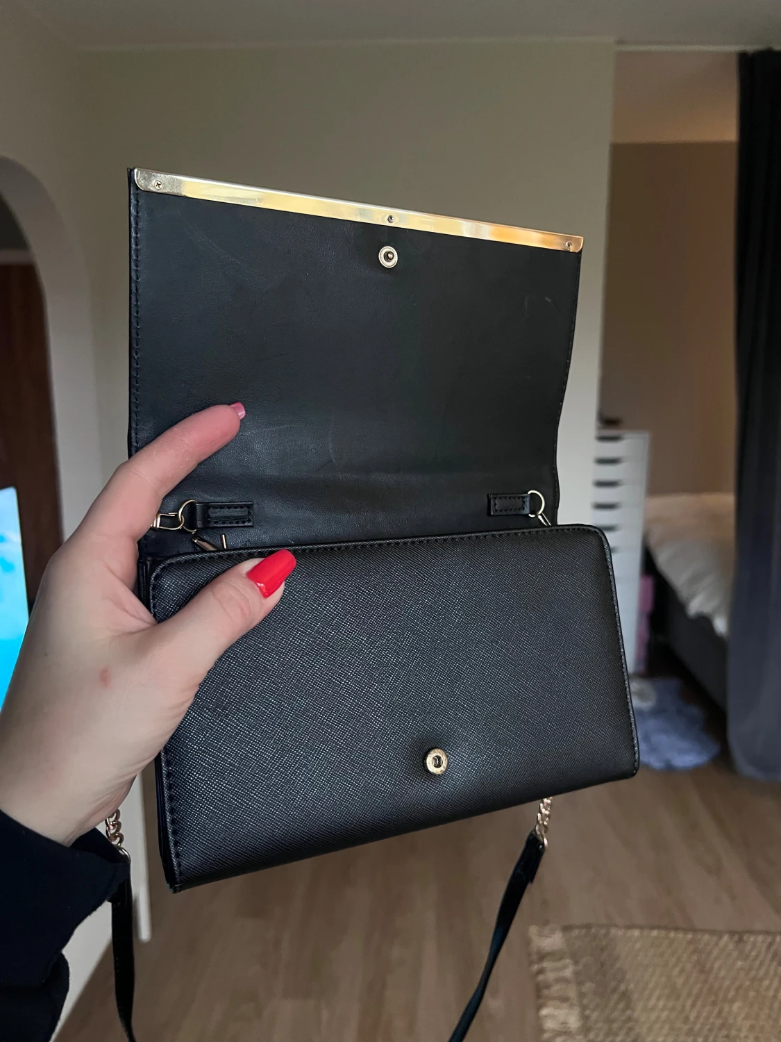 Svart kuvertväska med gulddetaljer och spegel från Lindex - 2