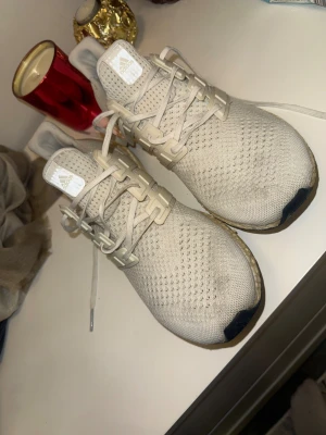 ultra boost  - Säljer ett par sköna ultra boost har använt dem några månader och inga hål på skorna 