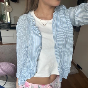 Blå randig kofta  - Såå fin kofta, strl M men skulle säga att den är mindre i storleken🥰 jättefin att ha med en topp eller linne under!! skriv för frågor!