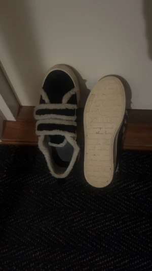 Svarta sneakers med fluff - Jättefina sneakers som liknar iinukkii skorna. Använda i ungefär 1 månad men ser bra ut ändå. Lite nötta i hälen men annars ser dom rätt nya ut. Köpte nya för 1400. Skriv för fler bilder, pris kan diskuteras 