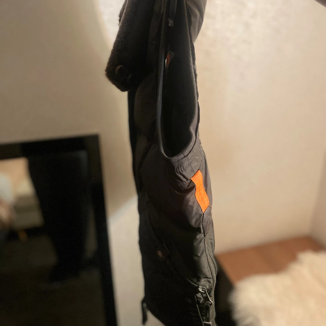 Mörk grön limiterad dunväst från Parajumpers  - 2