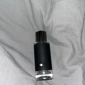  parfym från Montblanc - Oanvänd snygg och modern parfym från Montblanc med elegant design. Perfekt för dig som vill sticka ut med en klassisk touch. Passar dig som gillar exklusiva accessoarer.