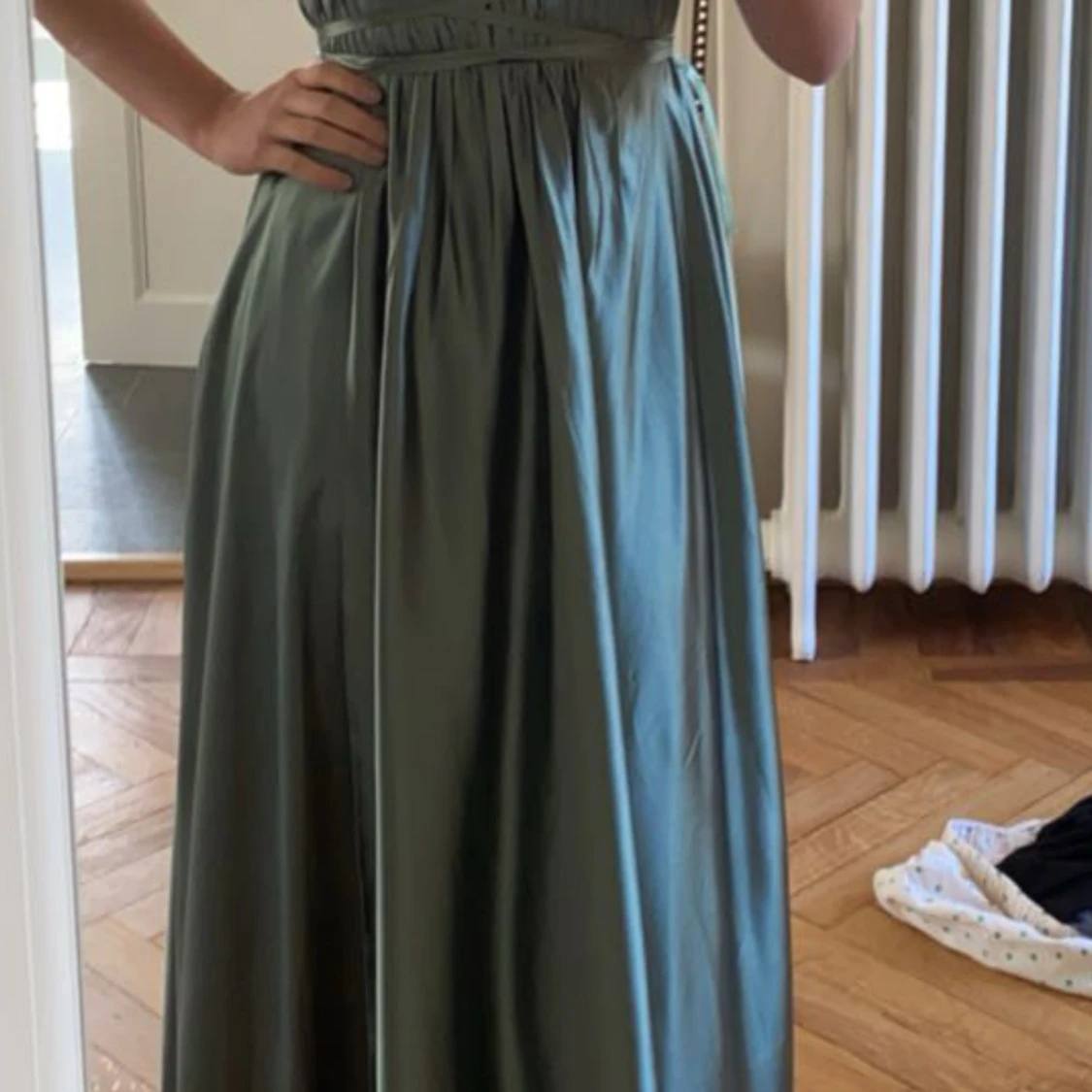 Grön långklänning med markerad midja