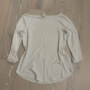 Vit tröja H&M - Vit tröja med trekvarts armar. Tröjan är från H&M i storlek xs.