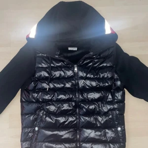Moncler cardigan - Svart Moncler cardigan i storlek S, jackan är i nyskick och köpt för ca 1 år sen men har mestadels bara hängt i garderoben då den är lite för liten