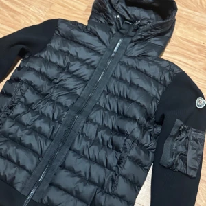 Moncler cardigan jacka  - Helt ny size S M L. Snälla skriv eran längd och vikt tack 
