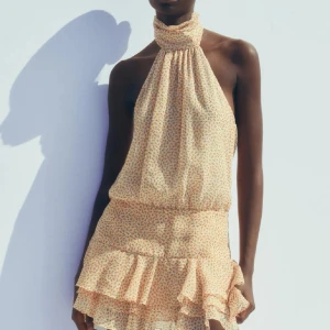 Blommig klänning zara - Så fin och popular klänning ifrån zara med öppen rygg💛 Aldrig använd så lappen kvar🥰