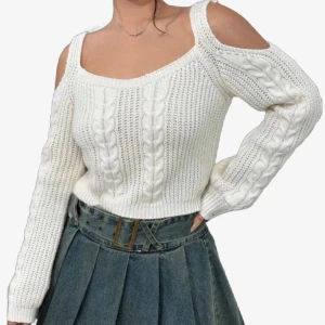 Stickad tröja - Superfin vit stickad tröja med offshoulder och breda axelband. Avklippt tagg men passar som en stl S. Lätt polyester-liknande material.