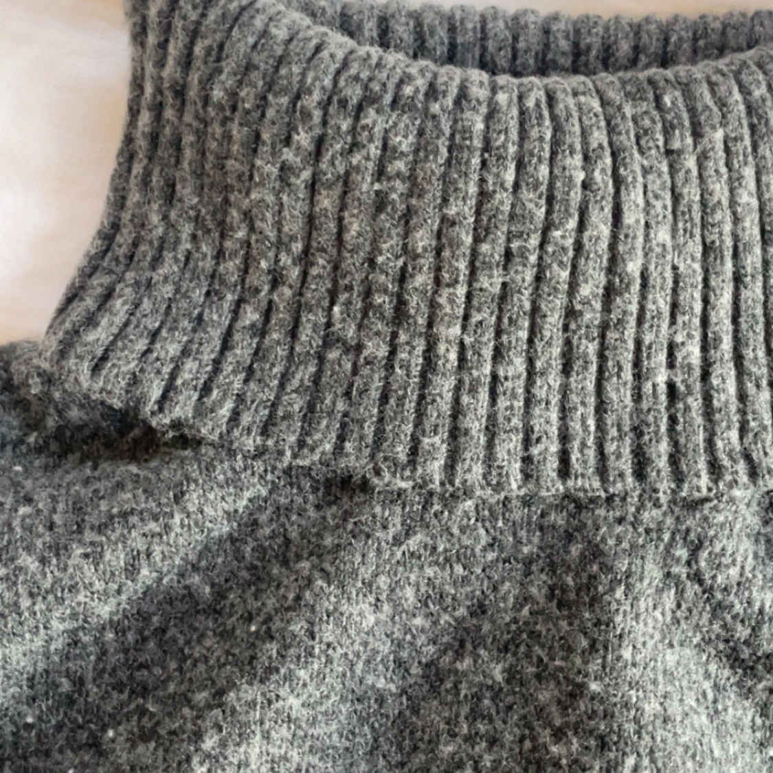 Mysig grå polotröja från H&M - 1