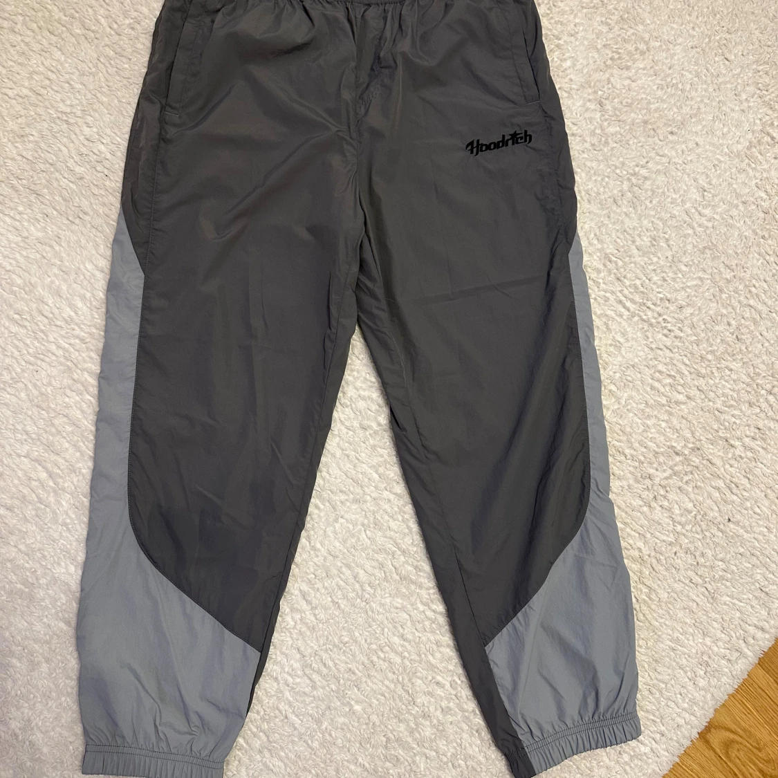 Grå dressset från HOODRICH