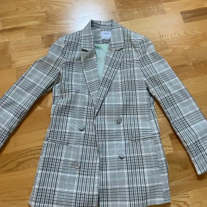 Kavaj/blazer - Säljer denna blazer, i väldigt fint skick. Ganska liten i storleken så sitter som en XS/S. 