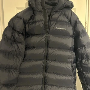 Peak performance jacka - Snygg peak jacka i nyskick! Endast använd fåtal gånger. Nypris 3499 säljer den nu för 1500