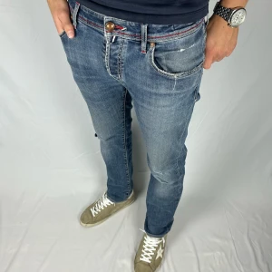 Jacob Cohën 622 - Storlek: 32 - Mått: 98x44 (ytterbenslängd och midja i cm ) - Skicket på jeansen är väldigt bra utan defekter - Vårat pris: 1249 - Nypris: 5499kr - Modellen är 185cm och väger 78kg.    