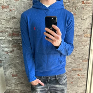 Ralph Lauren hoodie - Bra skick, lite nopprig vid luvan och inga snören. Storlek M passar dig som är mellan 178-185cm ungefär. Nypris ca 2000kr. Modellen är 185 cm, 79 kg. Skriv för mer information!🤝
