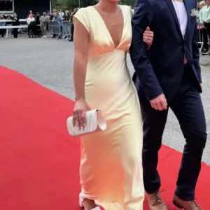 klänning - gul klänning som bara används en gång. sitter som en storlek xs. pris kan diskuteras 