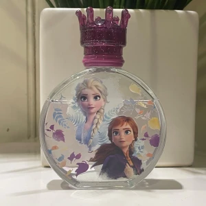 Frost parfym - Jag säljer en parfym från Disney. 100ml. Eau de toilette. Locket är löst. Den är inte mycket använd.