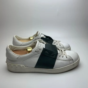 Valentino skor  - Valentino open, saknar innersula. Bara skorna medföljer. 1900kr