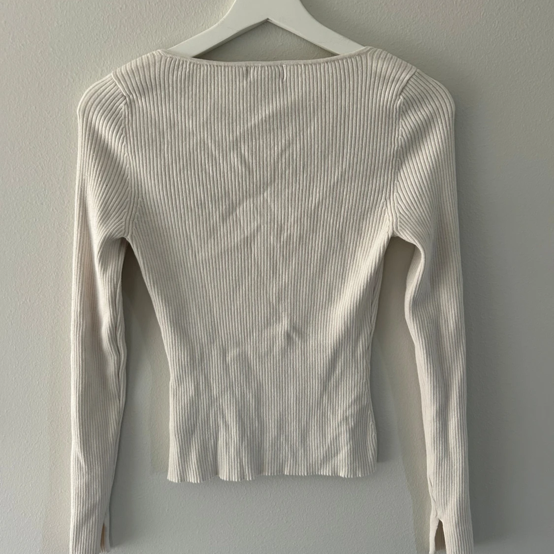 Vit ribbad långärmad topp från H&M - 4