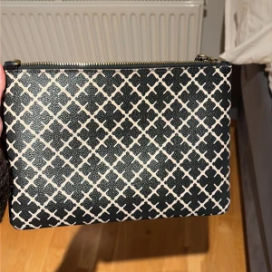 by malene birger väska - by malene birger väska i svart och vit med ett snyggt rutigt mönster. Väskan har en guldfärgad dragkedja och insidan är klädd i beige tyg. Perfekt storlek för att ha med det viktigaste och enkel att matcha med olika outfits. finns lite fläckar och trådar, se bilderna