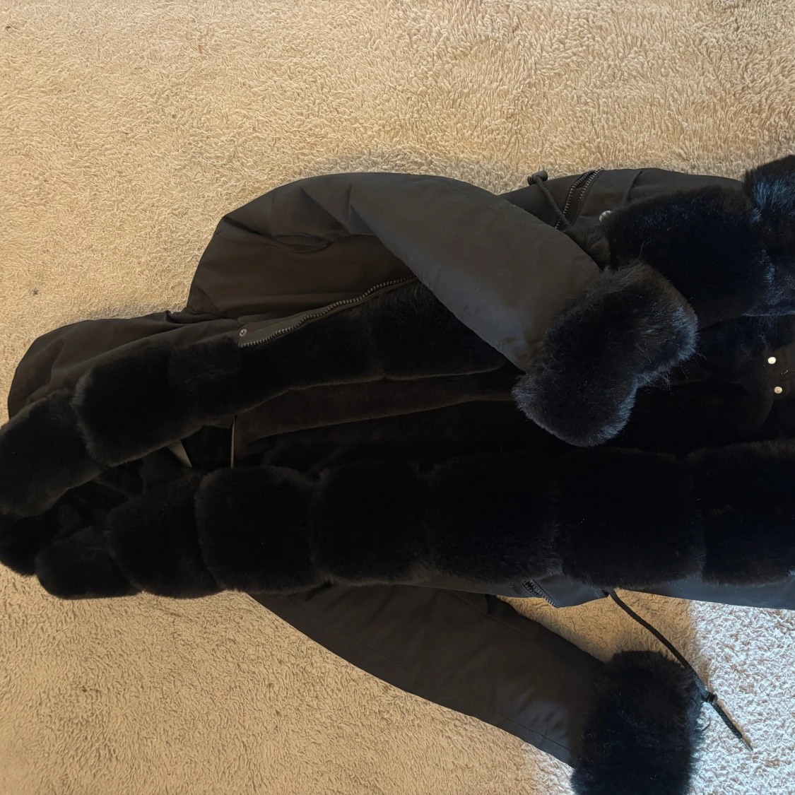 Svart pälsjacka med huva - 1